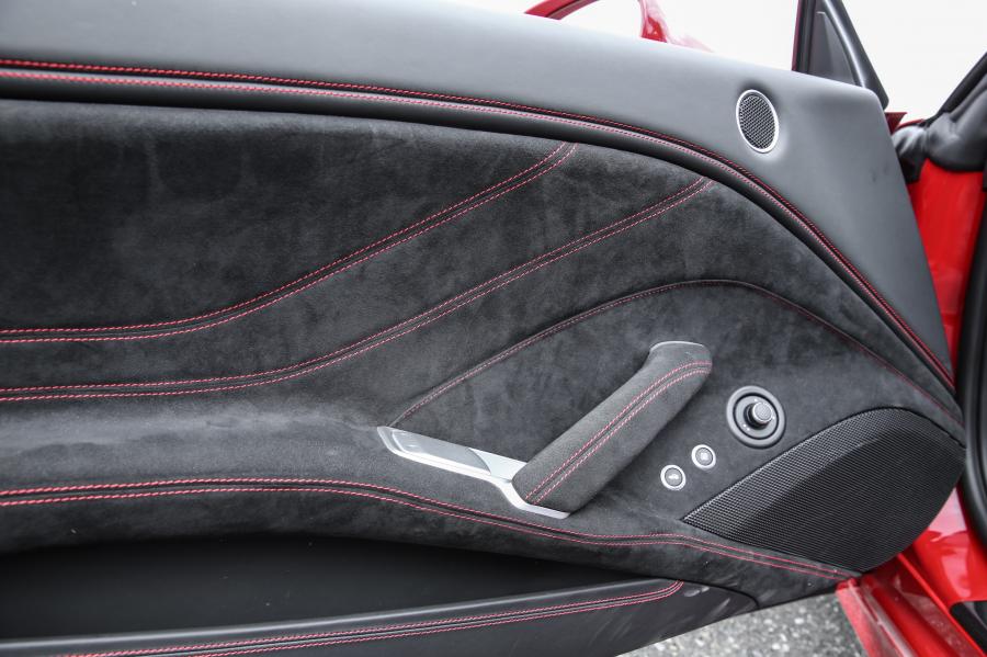 Детали интерьера Ferrari California T HS 2016 года  (фото 21 из 34)